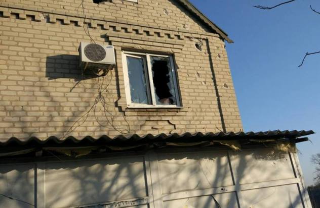 Боевики обстреляли Авдеевку: люди сидели в укрытии до утра - фото