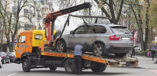 В Киеве начали эвакуировать авто за неправильную парковку - Фото