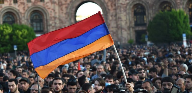В Ереване началось многотысячное шествие против премьера Саргсяна - Фото