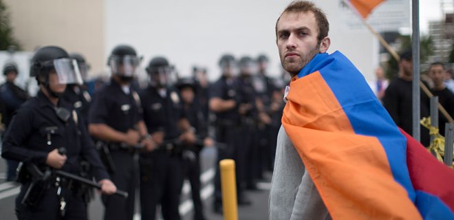 Полиция Армении предупредила протестующих о применении оружия - Фото