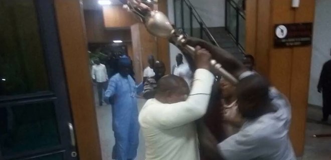 В парламент Нигерии ворвались хулиганы и украли булаву: видео - Фото