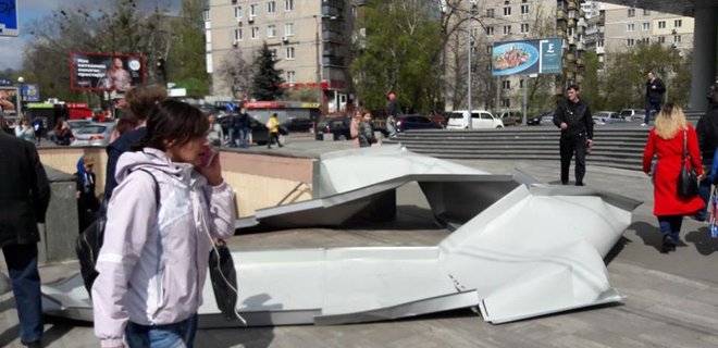 СМИ: В Киеве упавшим с крыши железным листом травмирована женщина - Фото