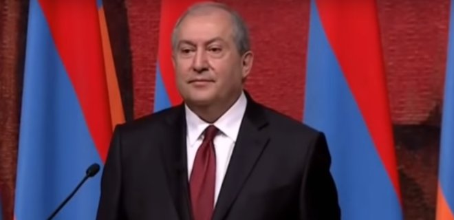В Армении к протестующим вышел президент страны - Фото