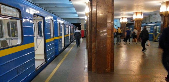 На синей ветке метро в Киеве произошел сбой - Фото