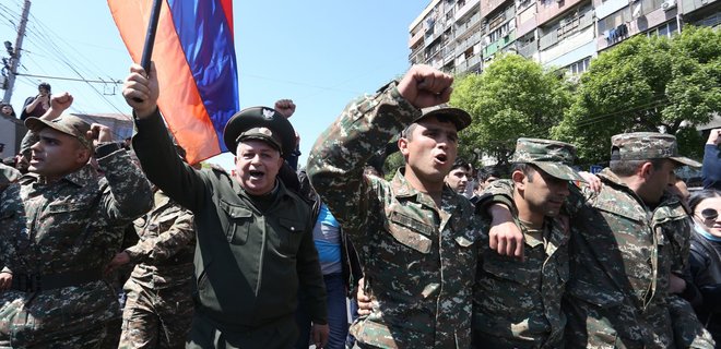 На протест в Ереване вышла группа военных: Минобороны возмущено - Фото