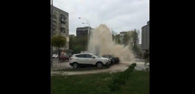 В Киеве из-за прорыва трубы образовался 5-метровый фонтан - Фото