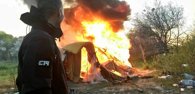 Правозащитники требуют расследовать погром лагеря ромов в Киеве - Фото