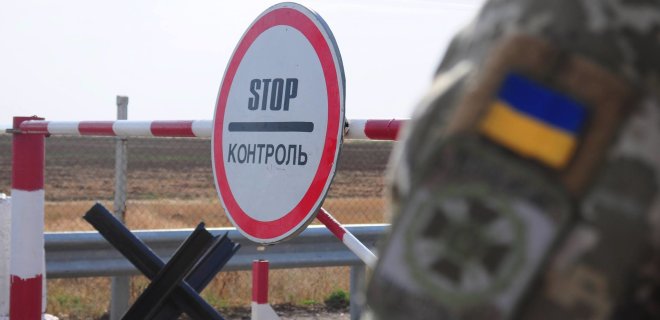 Броневик пограничников попал под пули боевиков в Донбассе: фото - Фото