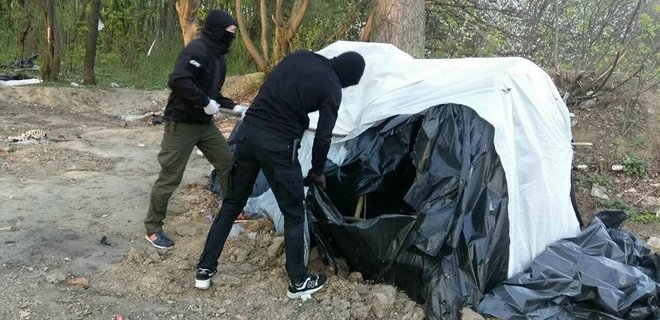 Погром в лагере ромов: полиция открыла дело по двум статьям - Фото