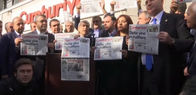В Турции осудили сотрудников оппозиционной газеты Cumhuriyet - Фото