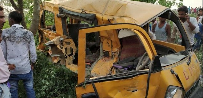 В Индии поезд протаранил школьный автобус: погибли 13 детей - Фото