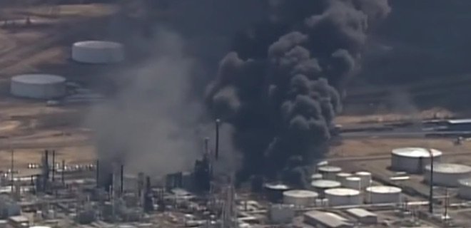 В США на нефтеперерабатывающем заводе произошел взрыв - видео - Фото