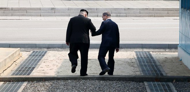 Впервые за 11 лет президент Южной Кореи прибыл в КНДР - Фото