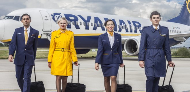 Лоукостер Ryanair уволил сотрудников из-за фото в соцсети - СМИ - Фото