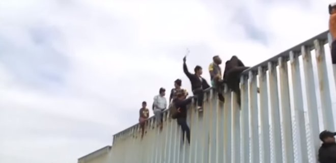 На границе США и Мексики застряли сотни беженцев - Фото
