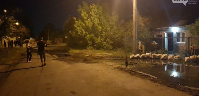 Прорыв канализации в Николаеве: жители спасались мешками с песком - Фото
