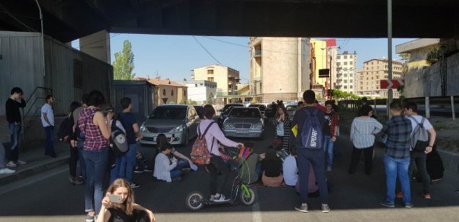 Протесты в Армении: заблокированы дороги и трасса в аэропорт - Фото