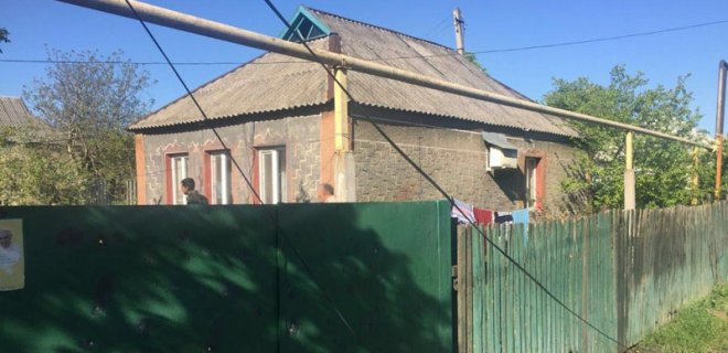 Террористы обстреляли жилые дома и больницу в Марьинке: фото - Фото