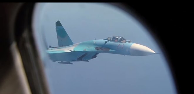 Российский Су-27 прошел в 6 м от разведсамолета США - CNN - Фото