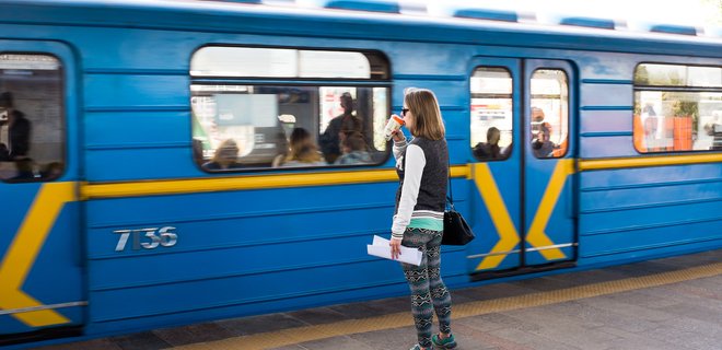 Аттракцион щедрости: киевлянин оплачивал проезд пассажирам метро - Фото