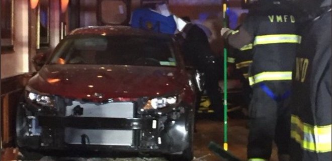 Машина въехала в ресторан в Нью-Йорке: есть пострадавшие - Фото