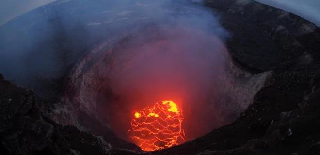 На Гавайях лава вулкана может перерезать последний путь эвакуации - Фото