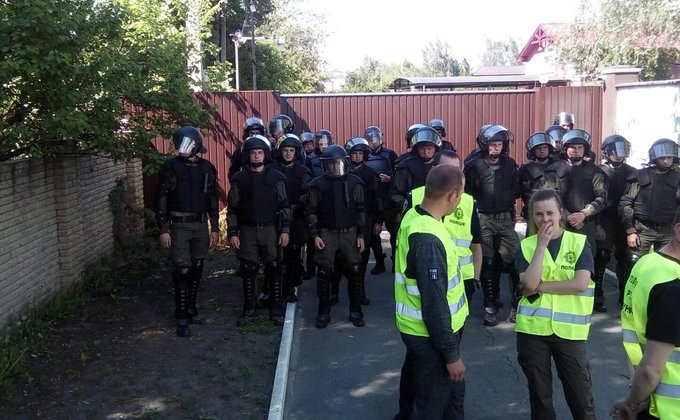У дома Левочкина произошли стычки между правыми и полицией: фото