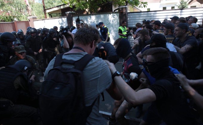 У дома Левочкина произошли стычки между правыми и полицией: фото