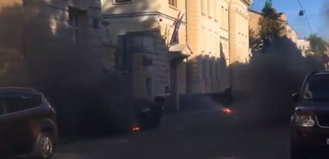 В Москве с дымовыми шашками напали на посольство Латвии - Фото