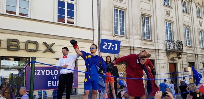 СМИ: Тысячи поляков в Варшаве вышли на акцию в поддержку ЕС - Фото