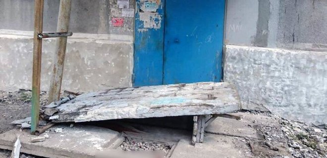 В Донецкой области у подъезда обвалилась стена: пострадал ребенок - Фото