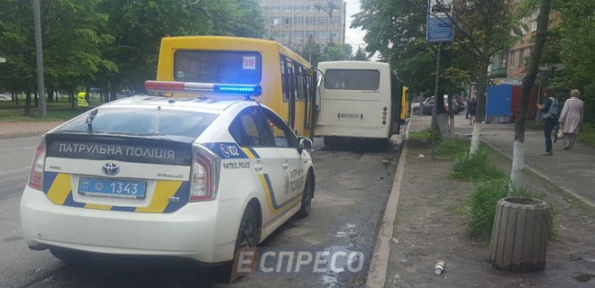 В Киеве одна маршрутка протаранила другую: есть пострадавший - Фото