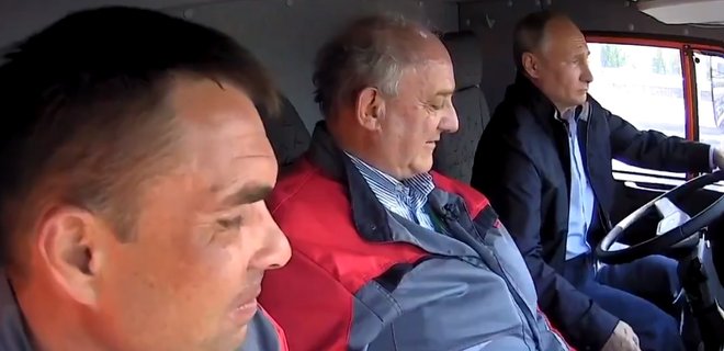 Путин за рулем КамАЗа открыл мост в оккупированный Крым: фото - Фото