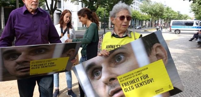 В Берлине у посольства РФ прошла акция в поддержку Сенцова - Фото