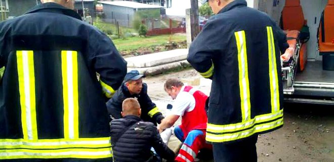 На Закарпатье пассажир выпал из движущегося поезда: фото - Фото