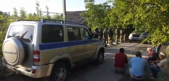 Оккупанты пришли с обысками к двум крымским татарам: видео - Фото