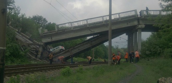 В Донбассе взорвали мост на трассе Хрустальный-Луганск: фото - Фото