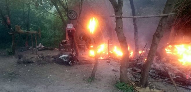 Под Тернополем сожгли лагерь ромов - Фото