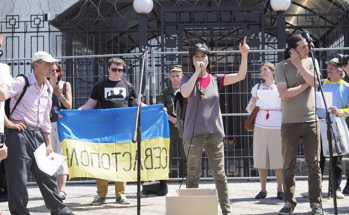 У посольства РФ в Киеве прошла акция в поддержку Сенцова: фото