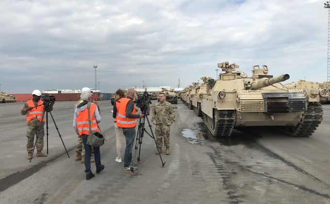 Две огромные колонны: США перебрасывают танки в Восточную Европу