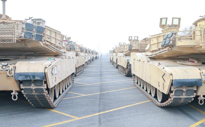 Две огромные колонны: США перебрасывают танки в Восточную Европу
