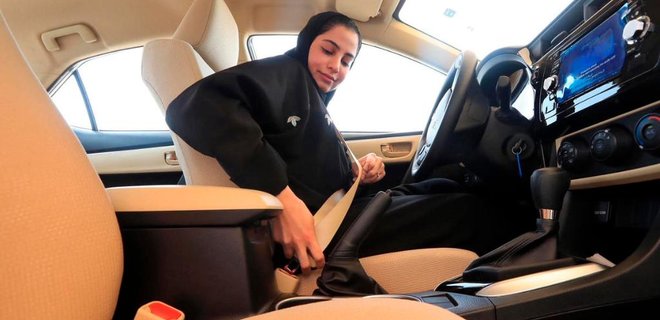 В Саудовской Аравии женщинам впервые выдали водительские права - Фото
