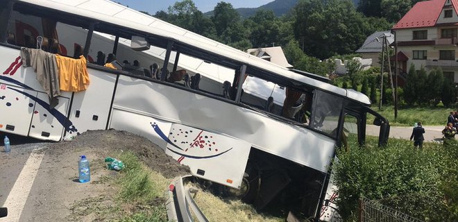 В Польше школьный автобус столкнулся с грузовиком - Фото