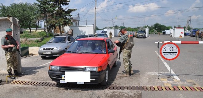 В Донбассе женщина на автомобиле наехала на пограничника - ГПСУ - Фото