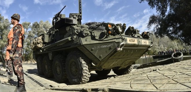 Пентагон рассматривает возможность поставки Украине БТР Stryker – Politico - Фото