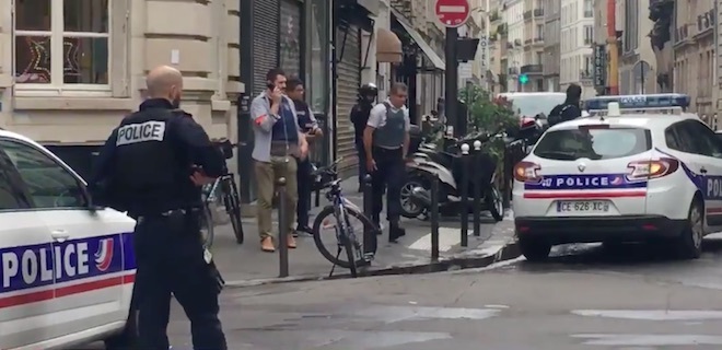 В Париже неизвестный взял заложников, проводится спецоперация - Фото