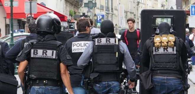 Захвативший заложников в Париже задержан - Фото