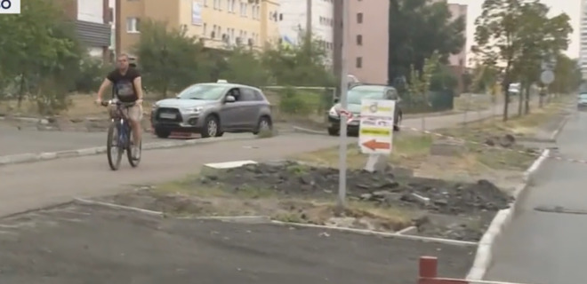 В Киеве на Оболони прорвало трубу и сорвало асфальт - Фото
