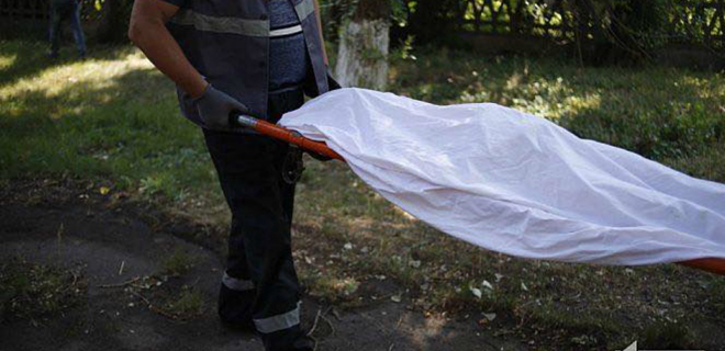 В Кривом Роге у больницы нашли тело девушки без одежды: фото - Фото