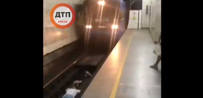 В Киеве двое экстремалов прыгнули под поезд метро: видео - Фото